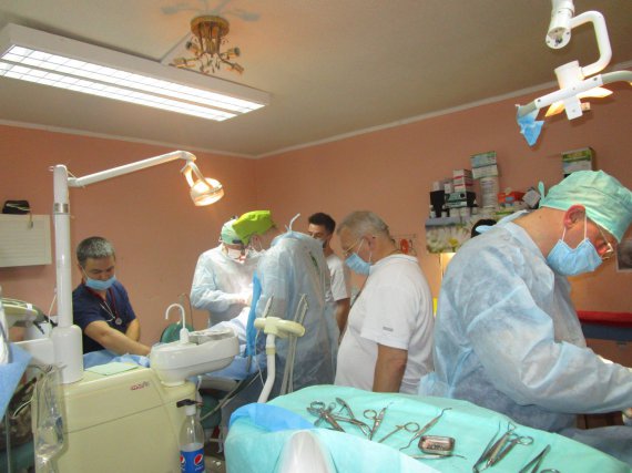 Стоматологи бесплатно имплантируют зубы воинам, которые находятся на передовой