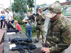 С образцами новейшего оружия фотографировались дети и взрослые