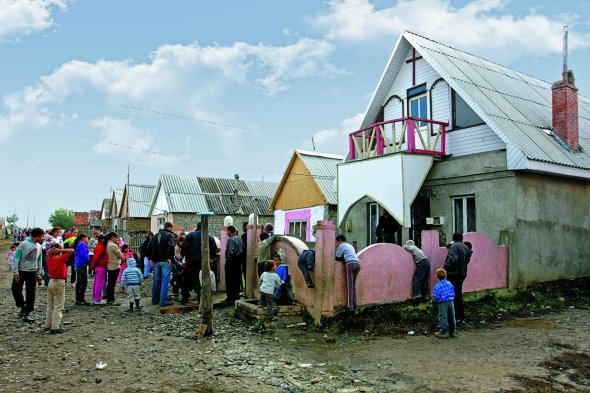 Роми із табору в селі Концово Ужгородського району на Закарпатті зібралися в церкві послухати дискусію, як може співпрацювати їхня спільнота й українська влада