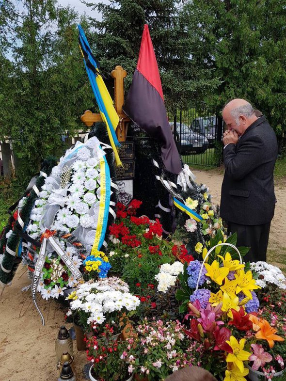 Батько на могилі Мар'яна Корчака у рідному селищі Шкло на Львівщині