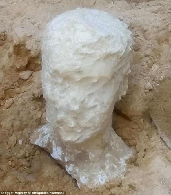Біля саркофага знайшли алебастрову голову