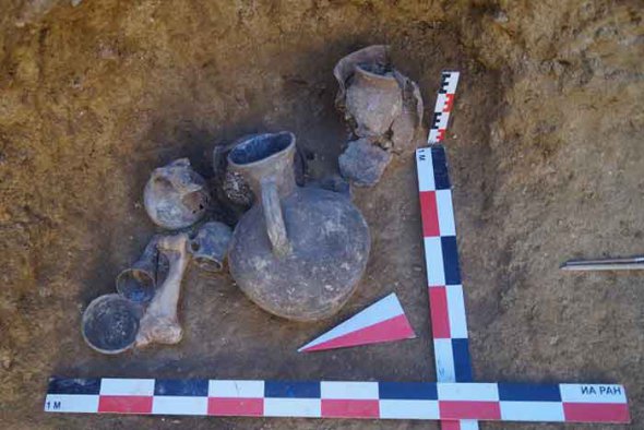 В могильнике в Крыму археологи нашли большое количество ценных артефактов