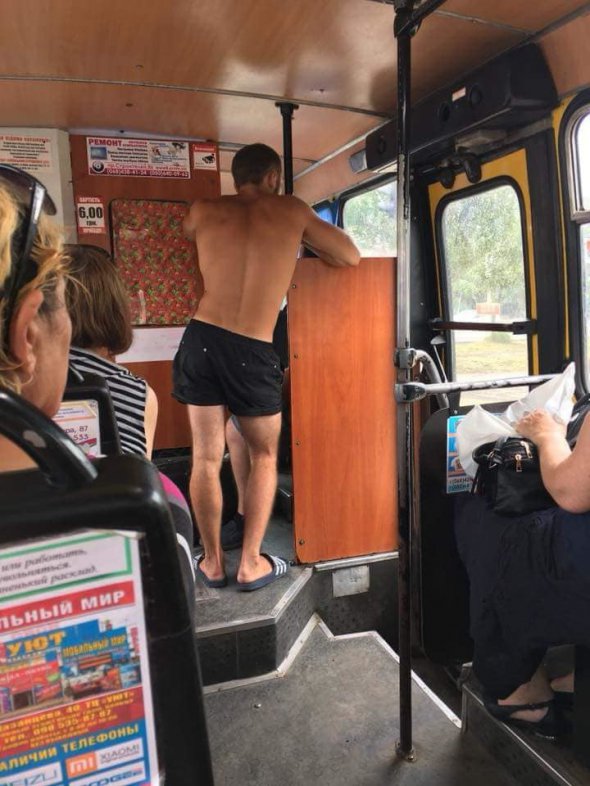 Кондуктор Мариуполя поразил пассажиров голым торсом и стал известным на всю страну