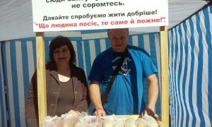 У Козятині подружжя купує і роздає бідним безкоштовний хліб