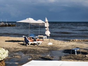 В Одесі забив величезний гейзер з бруду. Фото: скріншот