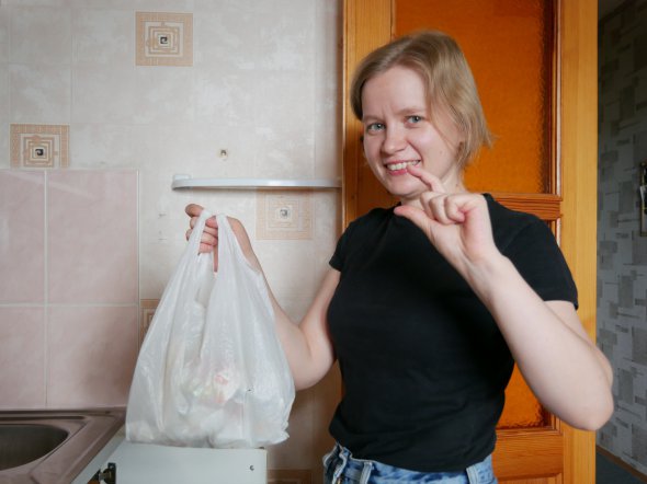Киянка Олена Харченко тримає пакет з відходами, які не переробляють. Такий збирається приблизно за місяць