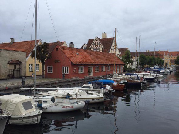 Листоноша в Данії вважається почесною і важливою працею. 