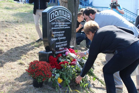 Погибшим во время партрулювання в Днепре полицейским открыли памятник