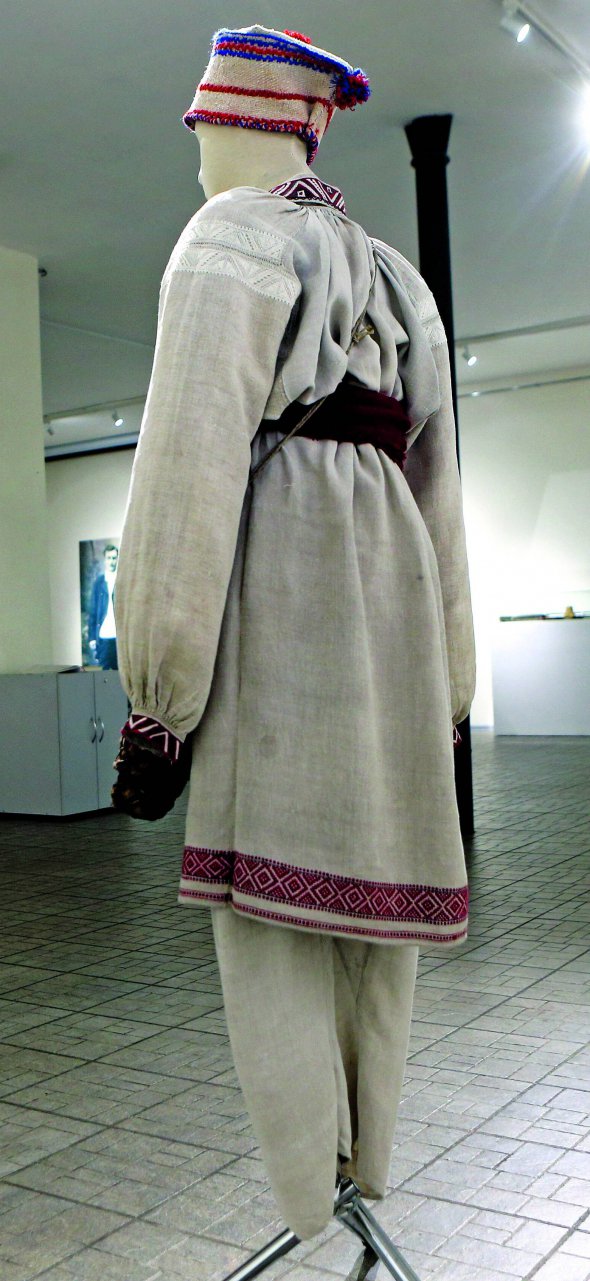 Волинський чоловічий стрій складався з довгої до колін сорочки та шоломка – головного убору з сукна