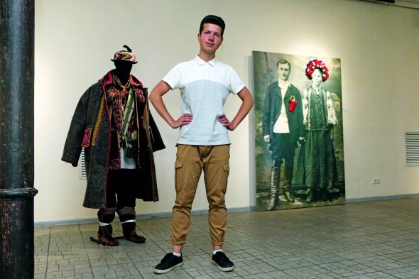 Ігор ТУРЕЙСЬКИЙ, 22 роки, етнограф, колекціонер. Народився в Києві 5 березня 1996-го. Мати працює в друкарні, батько з сім’єю не живе. Навчається в магістратурі історичного факультету Київського національного університету імені Тараса Шевченка. Цікавиться традиційною культурою, колекціонує українське народне вбрання з середини ХІХ до першої половини ХХ століття. Також – старовинні монети, марки, нагороди. Подорожує Україною в етнографічних експедиціях. Цього року з колегою Максимом Очкуром створили виставку історичного чоловічого одягу в столичному музеї Івана Гончара ”Чоловіча ноша”. Мають колекцію з тисячі предметів старовинного одягу. ”Починали з того, що купували речі на барахолках і антикварних ринках. Потім стали їздити по селах і збирати їх. Побували в половині областей”. Любить психологічні трилери і драми. Живе у Києві. Неодружений. На фото: Ігор Турейський стоїть поряд із традиційним гуцульським чоловічим весільним костюмом у столичному музеї Івана Гончара. Тут у травні разом із колегою Максимом Очкуром відкрив виставку ”Чоловіча ноша”
