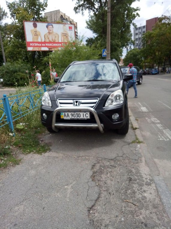 Власники авто припаркувалися на тротуарах в центрі Києва уздовж двох вулиць