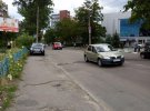Власники авто припаркувалися на тротуарах в центрі Києва уздовж двох вулиць