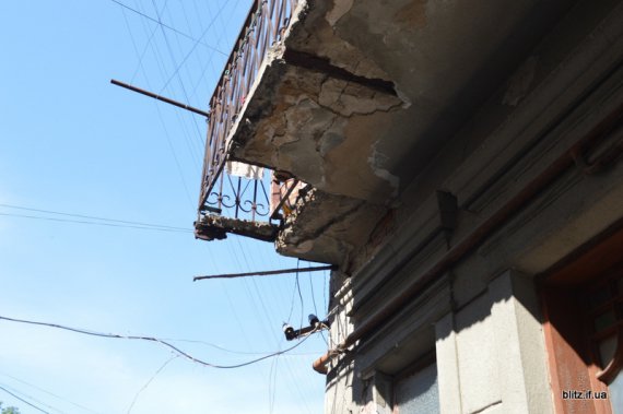 У центрі Івано-Франківська  обвалилася частина  балкона на третьому поверсі будинку, коли там стояла 87-річна жінка