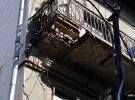 В центре Ивано-Франковска обвалилась часть балкона на третьем этаже дома, когда там стояла 87-летняя женщина