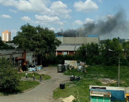 У Києві масштабна пожежа на комбінаті "Прогрес"