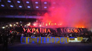 Увечері 2 липня на трибунах стадіону ”Олімпійський” у Києві майже дві тисячі людей розгорнули 20-метровий банер ”Олег Сенцов — Україна з тобою”. Його підсвітили червоними фаєрами. Акцію організувало об’єднання вболівальників Криму й фанати київського ”Динамо”. — Хочемо привернути увагу української та міжнародної громадськості до проблеми з Сенцовим, — говорить ­організатор 30-річний Олег Комуняр. 