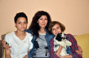 Оксана Насім обіймає дочок Мар’яну (праворуч) й Аніту. Останню забрала з дитячого будинку