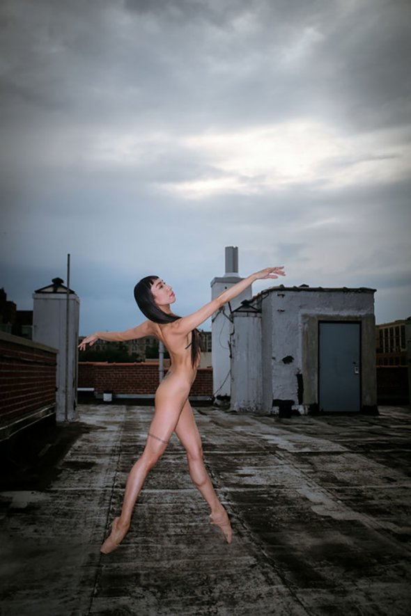 Танцовщики балета снялись обнаженными на крышах домов Нью-Йорка
