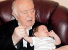 Эдуард Шеварднадзе  держыт  ребенка  на руках 
