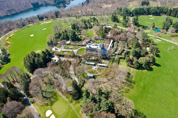 Рокфеллер в кінці життя оточував себе розкішшю, але не афішував цього перед суспільством. Сімейство магната володіло апельсиновими гаями, віллами і особняками, земельною ділянкою 273 га.