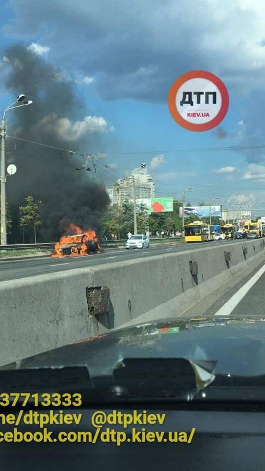 У Києві згоріло авто