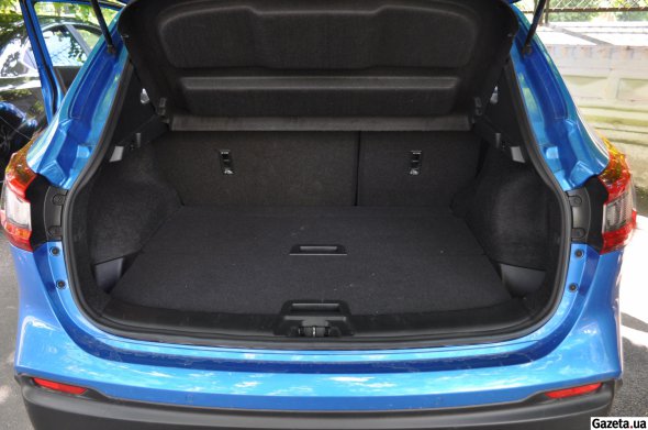 Фальш-підлога багажника складається із двох частин. Під ними достатньо місця для невеликих сумок
