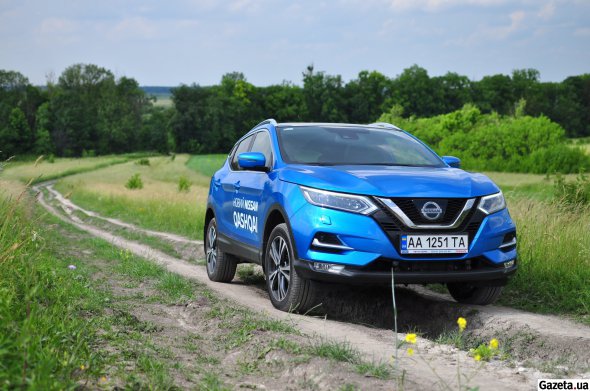 Свес Nissan Qashqai из черного пластика. Это практично. Но лучше бы он был меньше - было бы легче преодолевать крутые подъемы