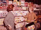 Две женщины в американском супермаркете, 1970