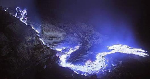  Извержение вулкана Кава Йен в Индонезии: синяя лава на фоне ночного неба