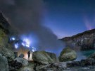 Виверження вулкану Кава Йен в Індонезії: синя лава на фоні нічного неба