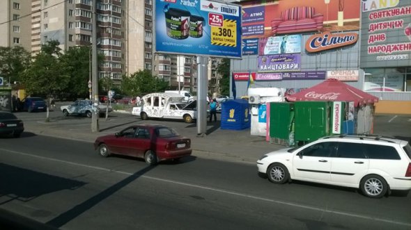 В Киеве заметили редкую машину "Карета-лимузин". Фото: kyiv.depo.ua