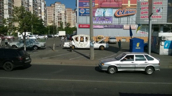 У Києві помітили рідкісну автівку "Карета-лімузин". Фото: kyiv.depo.ua