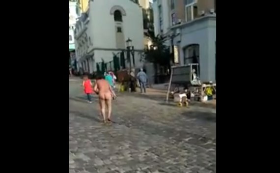 Чоловік в костюмі Адама прогулювався центром Києва.