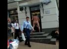 Мужчина в костюме Адама прогуливался по центру Киева.