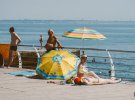 Пляж Ланжерон в Одесі буквально перетворився в мурашники з людей