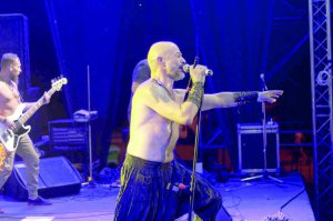 Лідер гурту ”Гайдамаки” Олександр Ярмола співає на головній сцені рок-фестивалю ”Дунайська Січ” у Ізмаїлі на Одещині