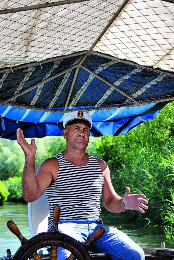 Липованин Владімір у Вилковому проводить для туристів водні екскурсії. Також заробляє на молоці – на островах тримає корів, заганяє їх додому тільки на зиму