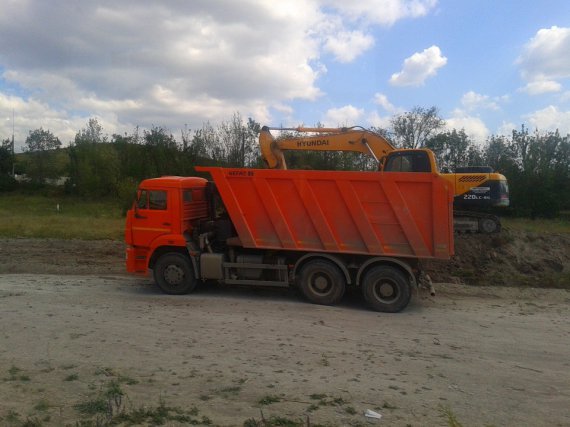 Самосвалы, экскаваторы разрушают асфальт, а потом рядом кладется новый