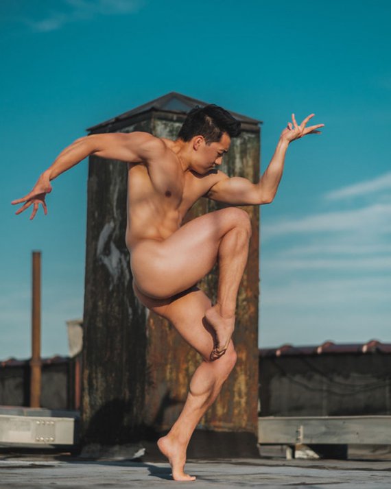 Омар Роблес створив серію робіт за участю балерин під назвою Bare Sky Dance