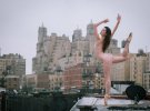 Омар Роблес створив серію робіт за участю балерин під назвою Bare Sky Dance