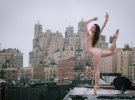 Омар Роблес создал серию работ с участием балерин под названием Bare Sky Dance