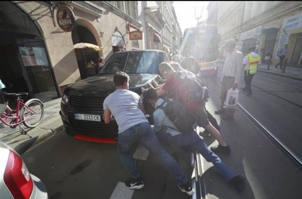 Пассажиры и пешеходы помогли полиции вытолкать автомобиль