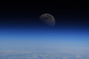 NASA опубликовало снимок Луны из космоса. Фото: twitter.com/Astro_Alex