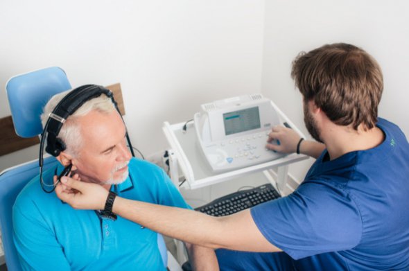Специалисты рекомендуют проходить ежегодно тест на проверку слуха