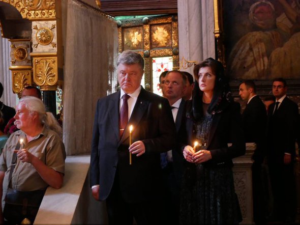 Проститься с героем Украины в Володимирский собор пришел президент Петр Порошенко с супругой Мариной