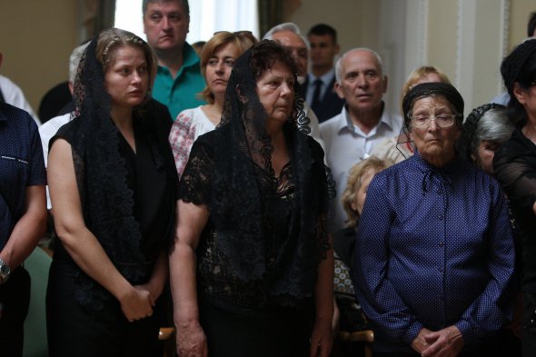 Жена Надежда Лукьяненко и внучка Анна пришли в черном