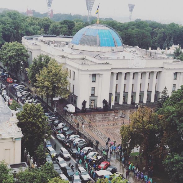 В правительством и квартале акцию протеста устроили владельцы "евроблях"