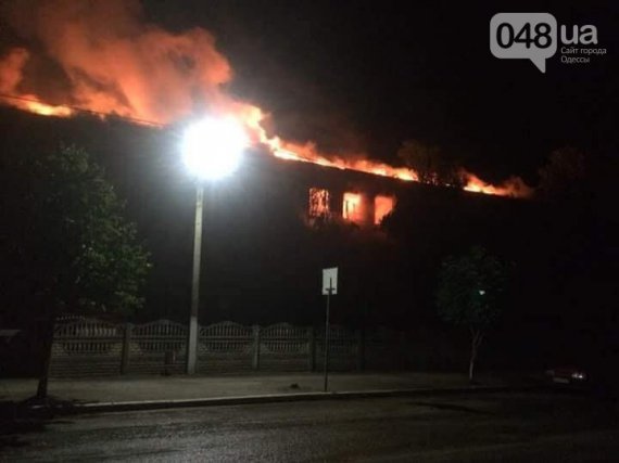 Спасатели ликвидировали пожар в школе, в которую попала молния