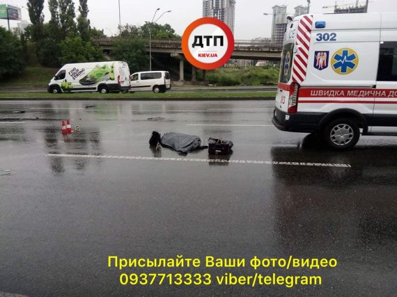 На улице Саперно-Слободской автомобиль насмерть сбил девушку, которая перебегала скоростную магистраль запрещенном месте