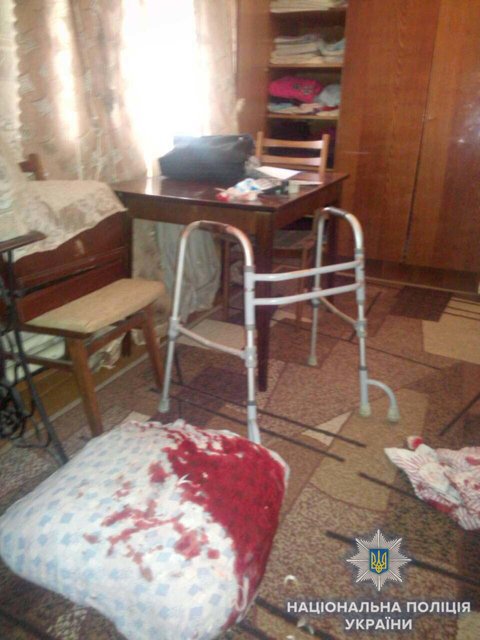 Бездомний з ножем напав на 72-річну жінку в її будинку, порізав ножем і пограбував